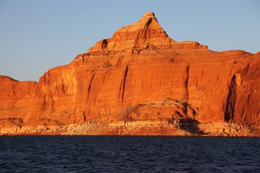 powell Gölü kıyısında uçurumlar