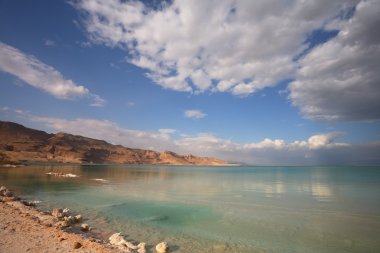 Ölü Deniz üzerinde ışık efektleri