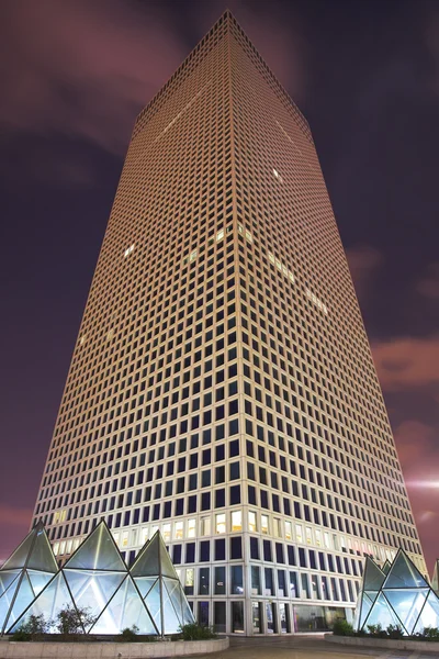 Rascacielos de forma triangular inusual — Foto de Stock