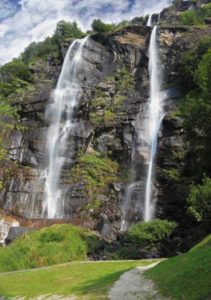 Malerischer Wasserfall in Norditalien — Stockfoto