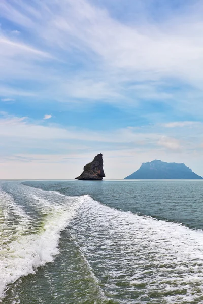 Живописные острова-скалы и морской туман — стоковое фото
