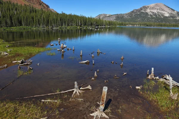 En lugn sjö i bergen — Stockfoto