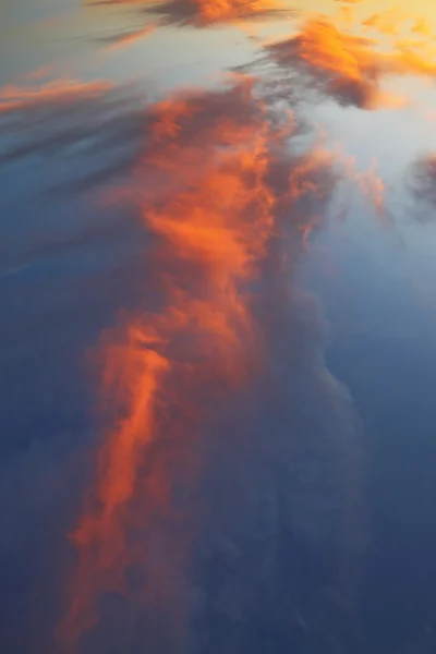オレンジ色の雲の壮大な色合い — ストック写真