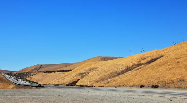 Uma grama amarela de outono e moinhos de vento — Fotografia de Stock