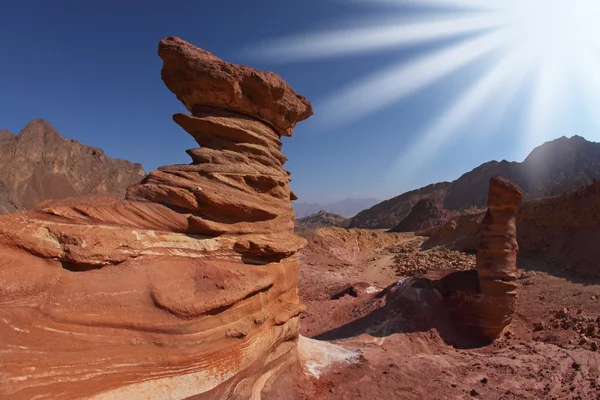 Jiskřivé slunce nad zajímavé přírodní formy pískovec h — Stock fotografie