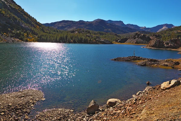 Mousserande azurblå sjön i yosemite — Stockfoto