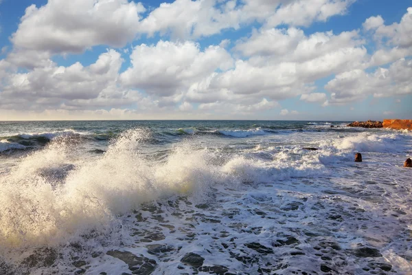 太陽に輝く海の泡 — ストック写真