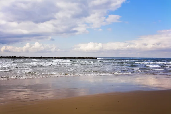 Deniz kıyısında kumlu plaj — Stok fotoğraf