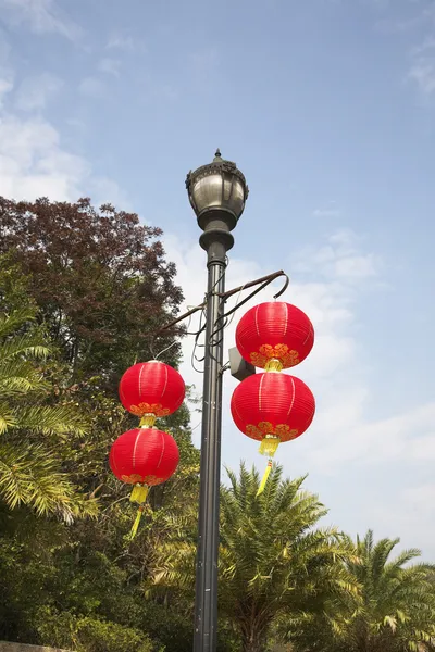 Una bella lanterna rossa in stile cinese — Foto Stock