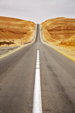 Asfalt karayolu çölde