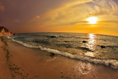 la puesta de sol sobre el mar Mediterráneo