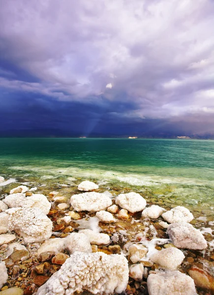 Unwahrscheinliche Lichteffekte während eines Gewitters auf See — Stockfoto