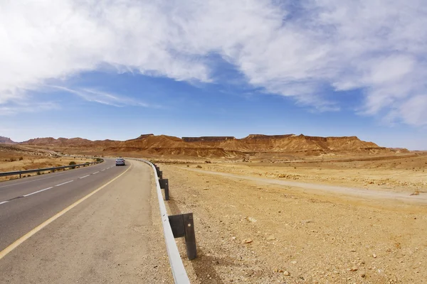 Auto na dálnici v kamenné poušti — Stock fotografie