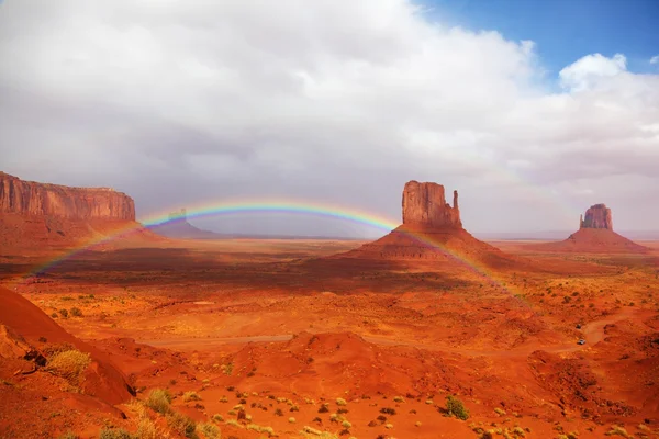 Prachtvoller Regenbogen im Tal der Denkmäler — Stockfoto