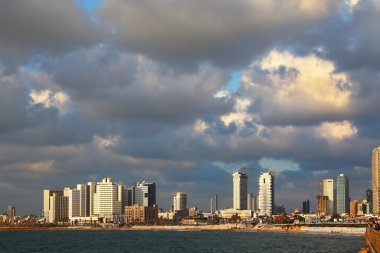 tel Aviv'de waterfront Promenade günbatımı.