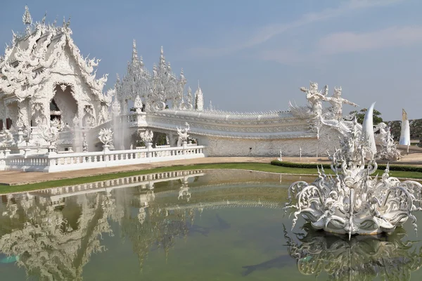Fantastisk skönhet vita templet — Stockfoto