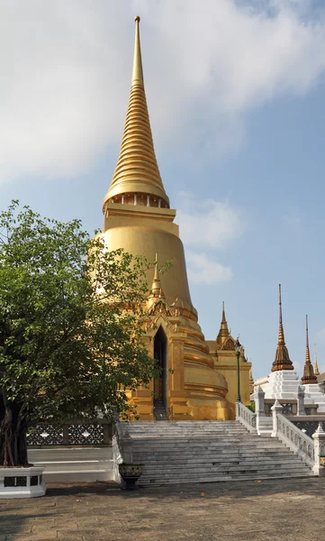 Classic gilded temple - stupa — Stock Photo, Image