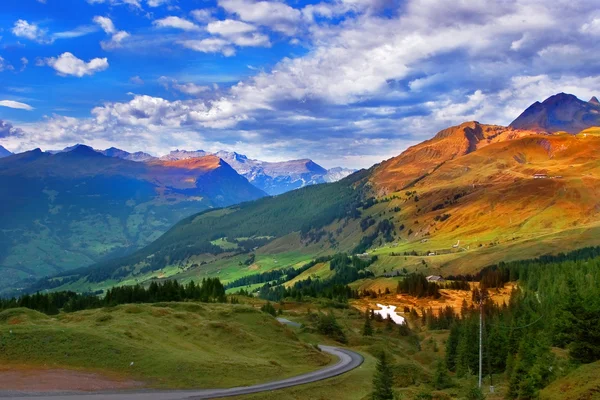 Straße in die Berge — Stockfoto