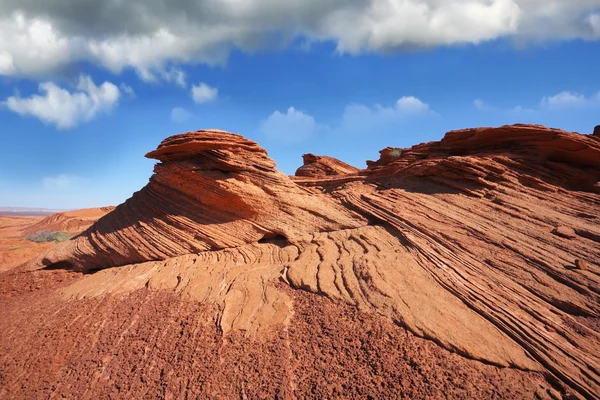 Les falaises pittoresques de grès rouge . — Photo