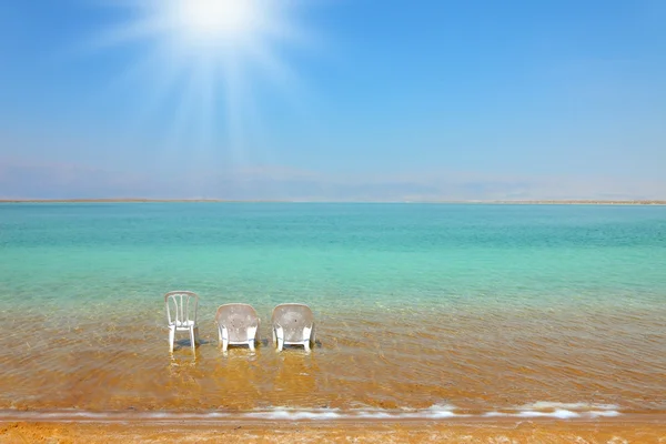 Πολυθρόνες και μια καρέκλα στα καθαρά νερά — Φωτογραφία Αρχείου