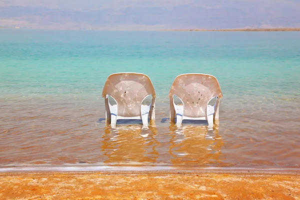 2 つの白いビーチの椅子が並んで立っていた — ストック写真