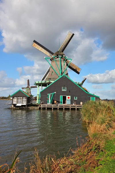 En gammal väderkvarn i nederländska byn — Stockfoto