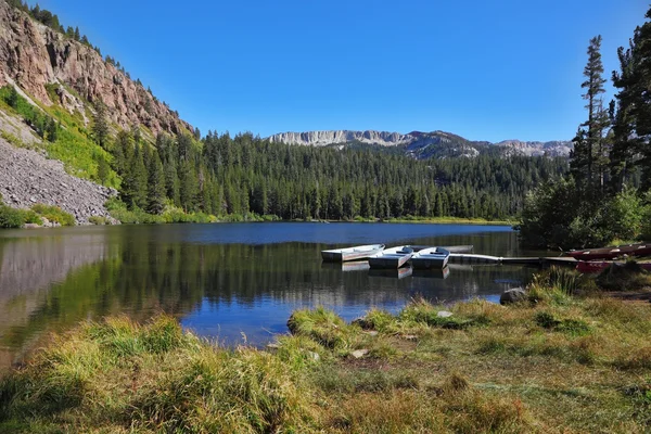 山の湖で小さいボート — ストック写真