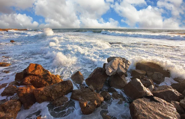 波が激しく岩クラッシュします。 ロイヤリティフリーのストック画像