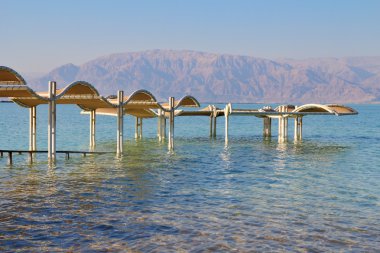 karşı kıyıda deniz - Ürdün dağlar