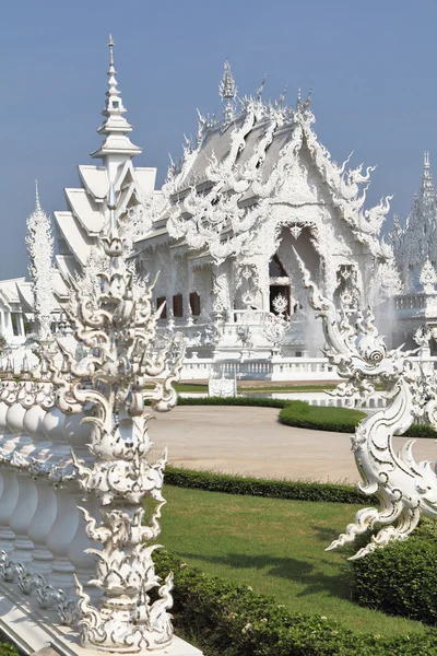 Witte fabelachtige paleis in Zuidoost-Azië — Stockfoto