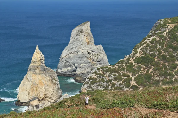 La extraña forma de una roca en el océano Atlántico — Foto de Stock