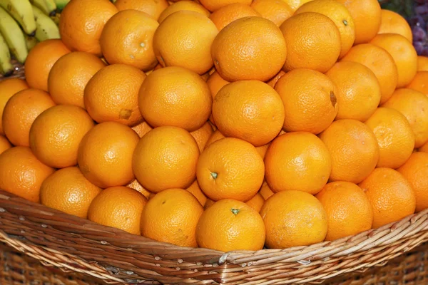 Wiklinowy kosz z pomarańczy. — Zdjęcie stockowe