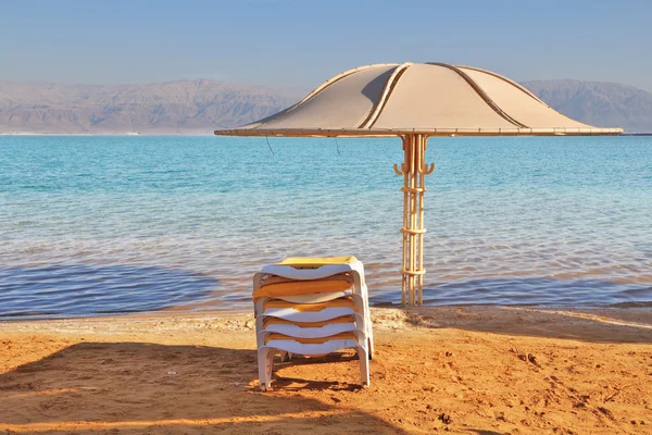 El paraguas de la playa y un chaise lounge esperan turistas —  Fotos de Stock