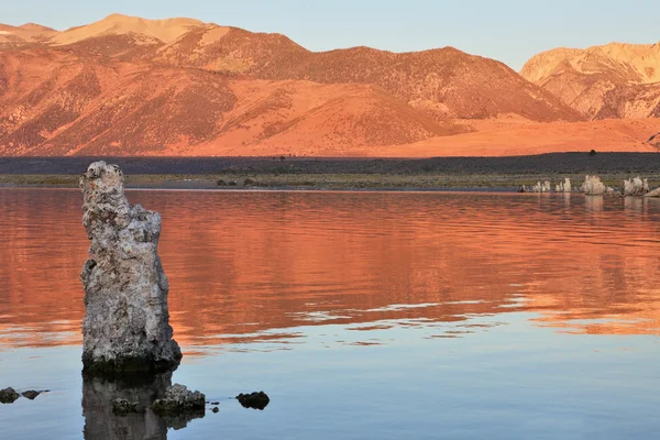 Paisagem extremamente bonita. Lago Mono em um pôr do sol — Fotografia de Stock