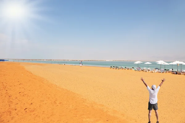El turista entusiasta en el Mar Muerto —  Fotos de Stock