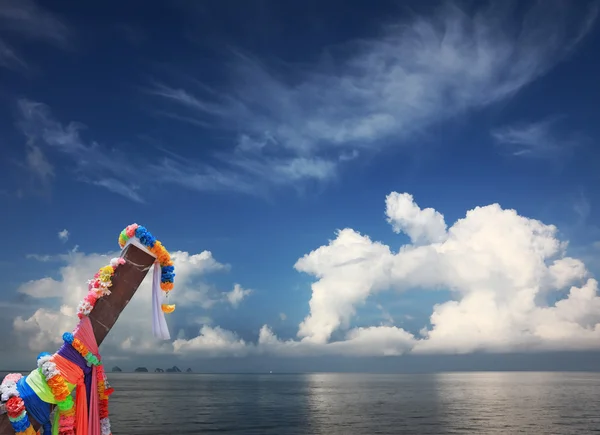 Longtayl ボートと派手な雲 — ストック写真