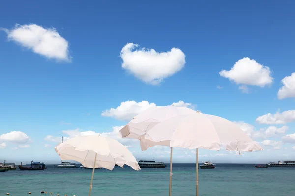 Die weißen Sonnenschirme auf der Meeresbrise — Stockfoto
