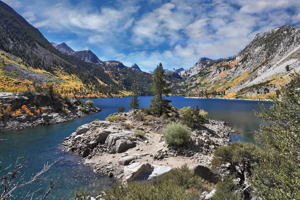 Azure lake in the autumn mountains — Stock Photo, Image