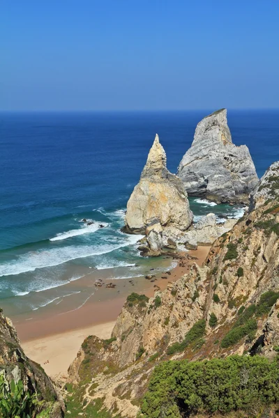 ポルトガルの海岸。アイスクリームのような岩. — ストック写真