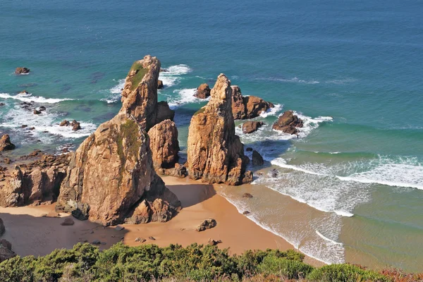 La roca en la orilla del océano Atlántico — Foto de Stock