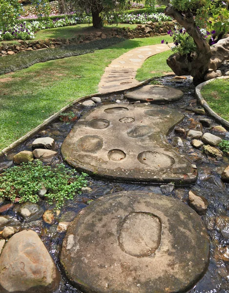 Chemin bordé de pierres décoratives — Photo