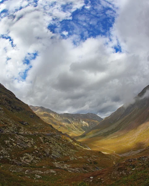 De vallei in de bergen — Stockfoto