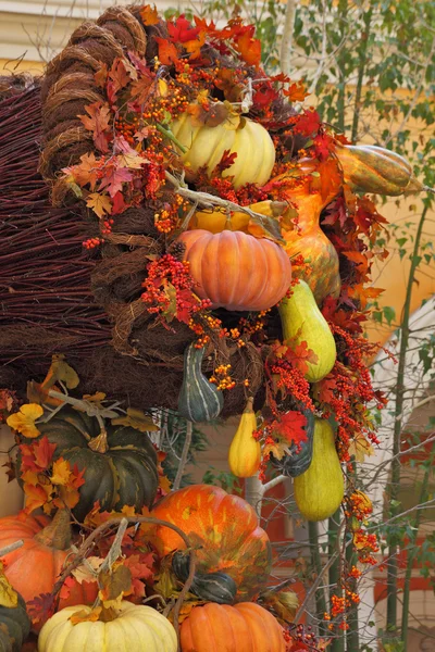 A harvesting holiday: baskets and vases with pumpkins — Stock Photo, Image