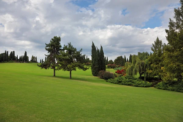 Un champ vert dans un parc Sigurta — Photo