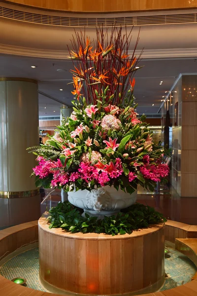 Cama de flor enorme - vaso — Fotografia de Stock