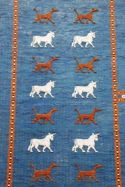 Una pared de ladrillo decorada con unicornios de hadas — Foto de Stock