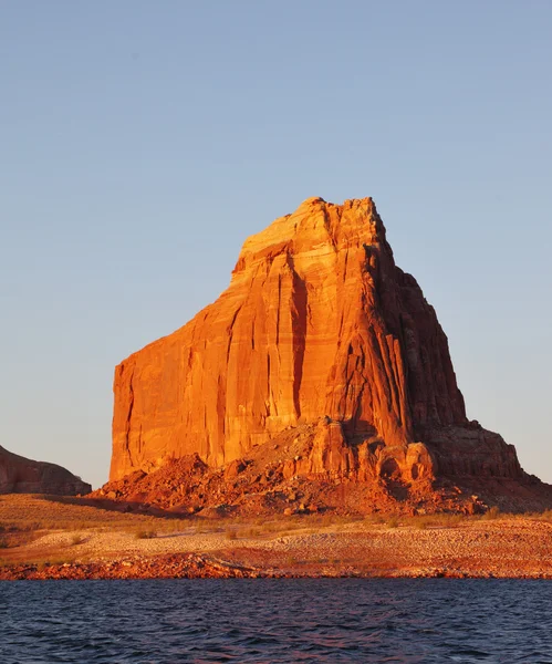 Görkemli kırmızı kumtaşı kayalıklarla — Stok fotoğraf