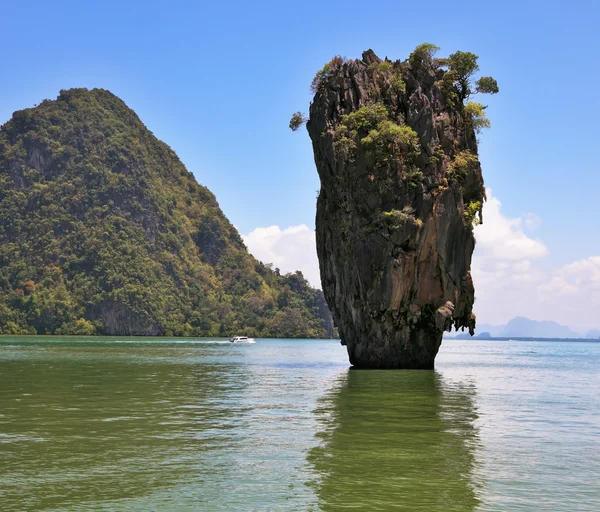 Lovely island - rock in lagoon into the ocean. — Stock Photo, Image