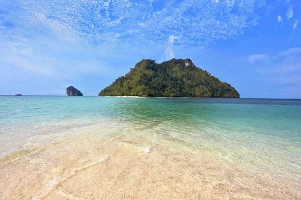 Волшебный остров рядом с песчаным пляжем — стоковое фото