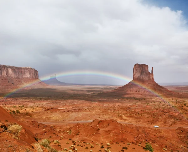 De prachtige regenboog over monument valley — Stockfoto